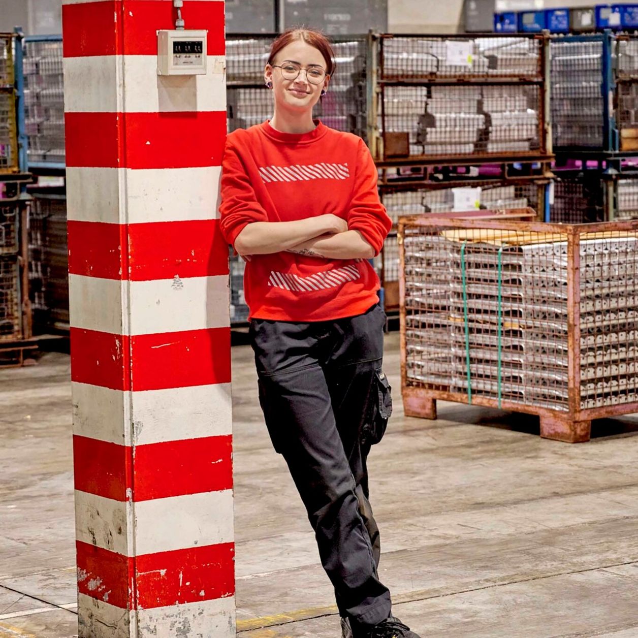 Azubi Lagerlogistik stehend im Lager