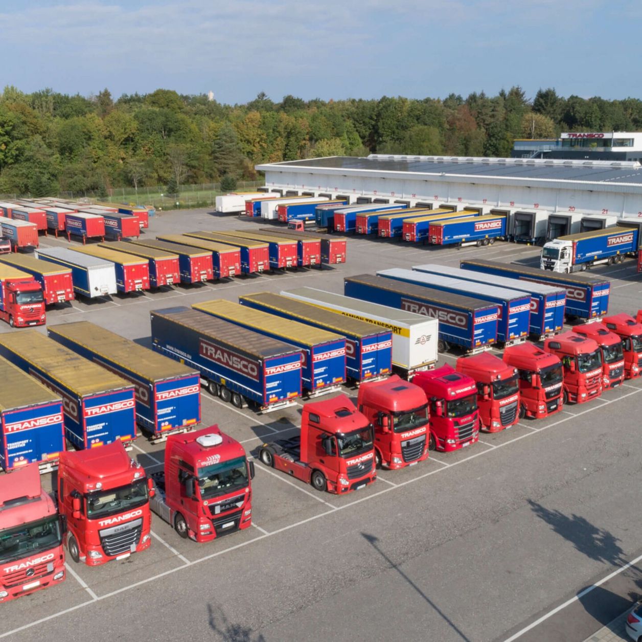 Luftaufnahme Parkplatz der Spedition Transco in Singen mit vielen Lkw