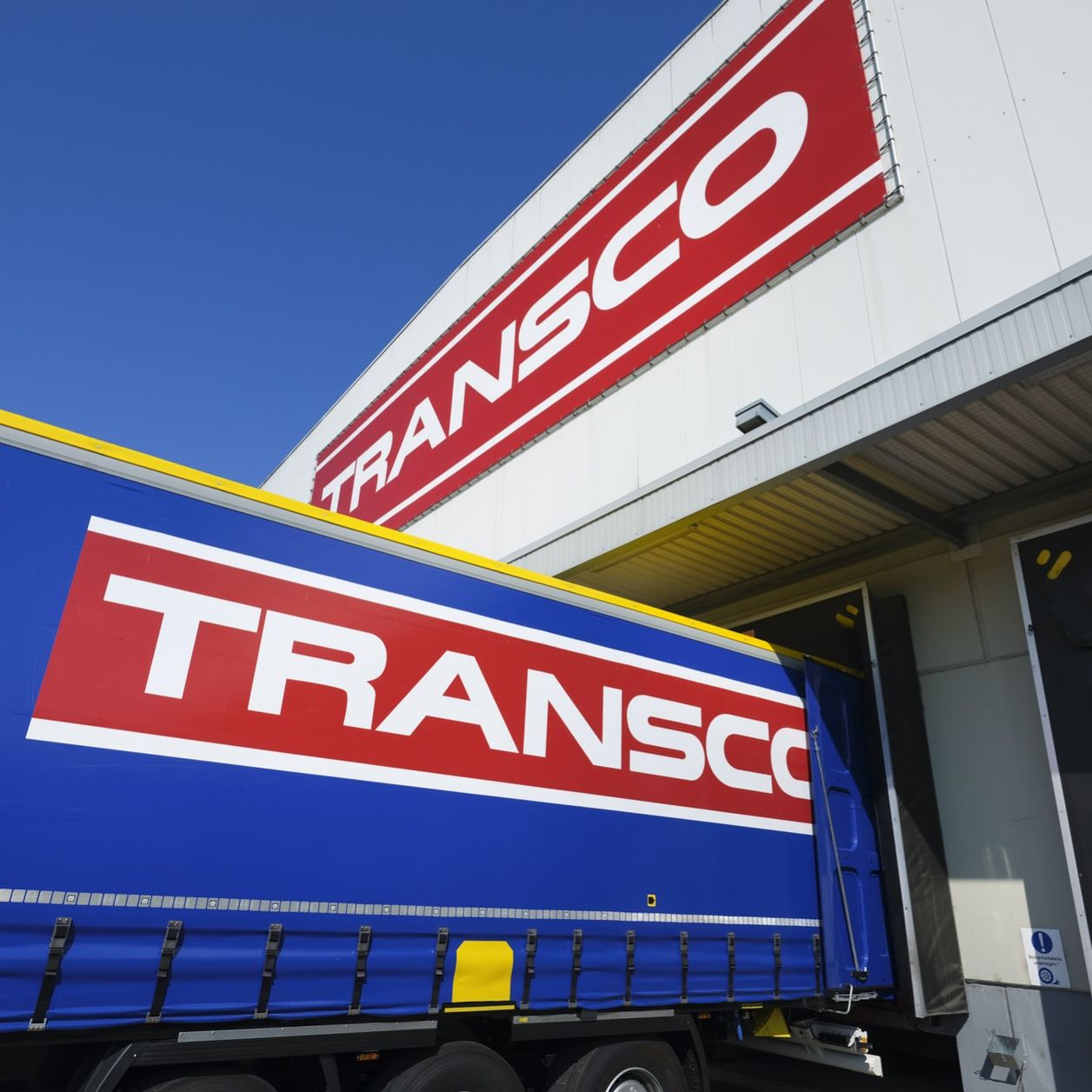Lkw der Spedition Transco an einer Laderampe