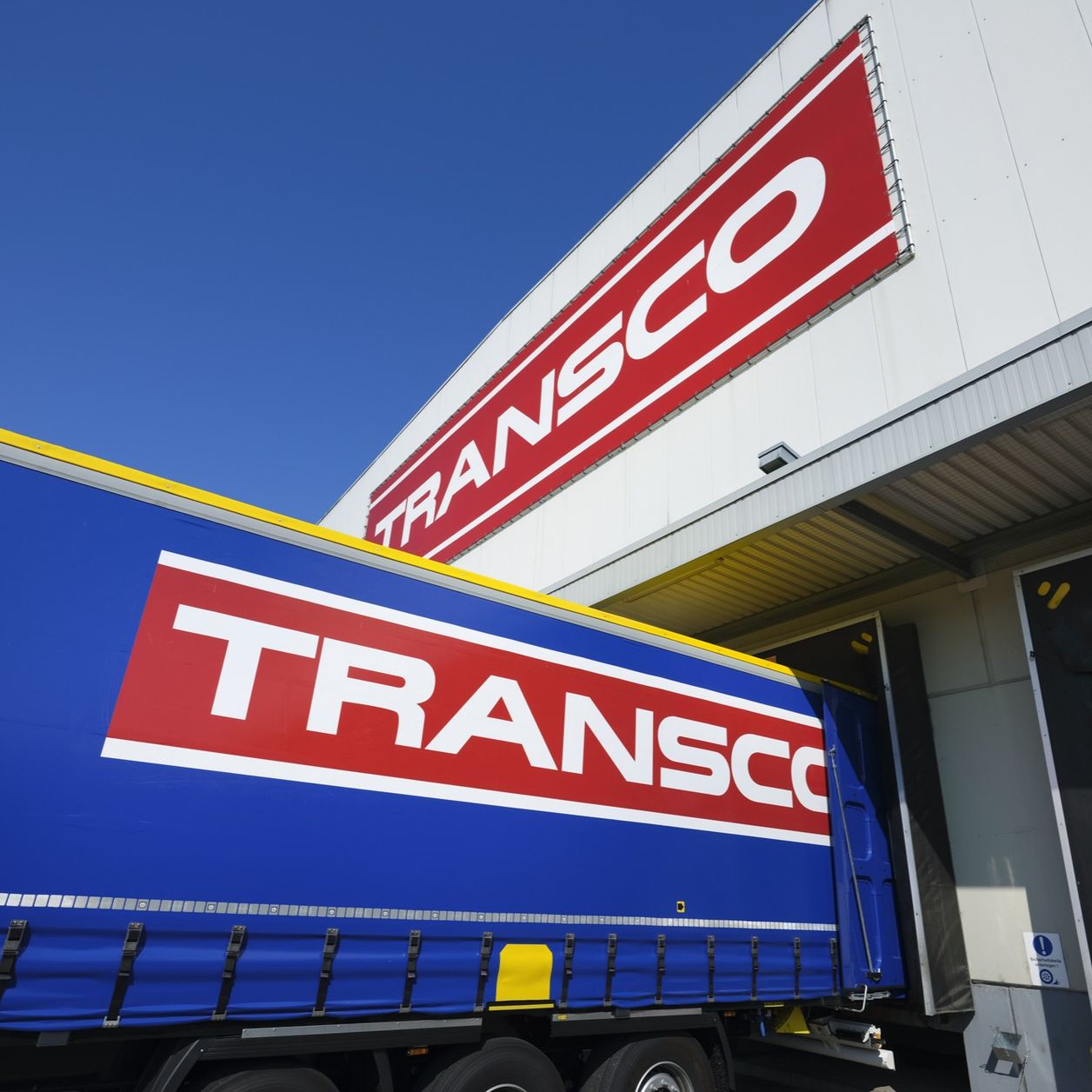 Lkw der Spedition Transco an einer Laderampe