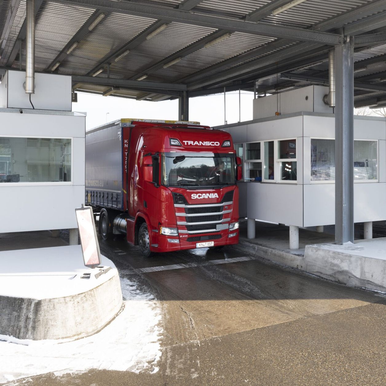 Lkw der Spedition Transco an einem Zollschalter