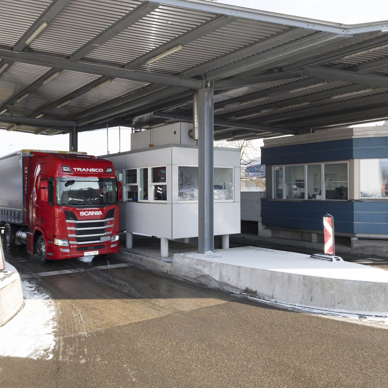 Lkw der Spedition Transco an einem Zollschalter