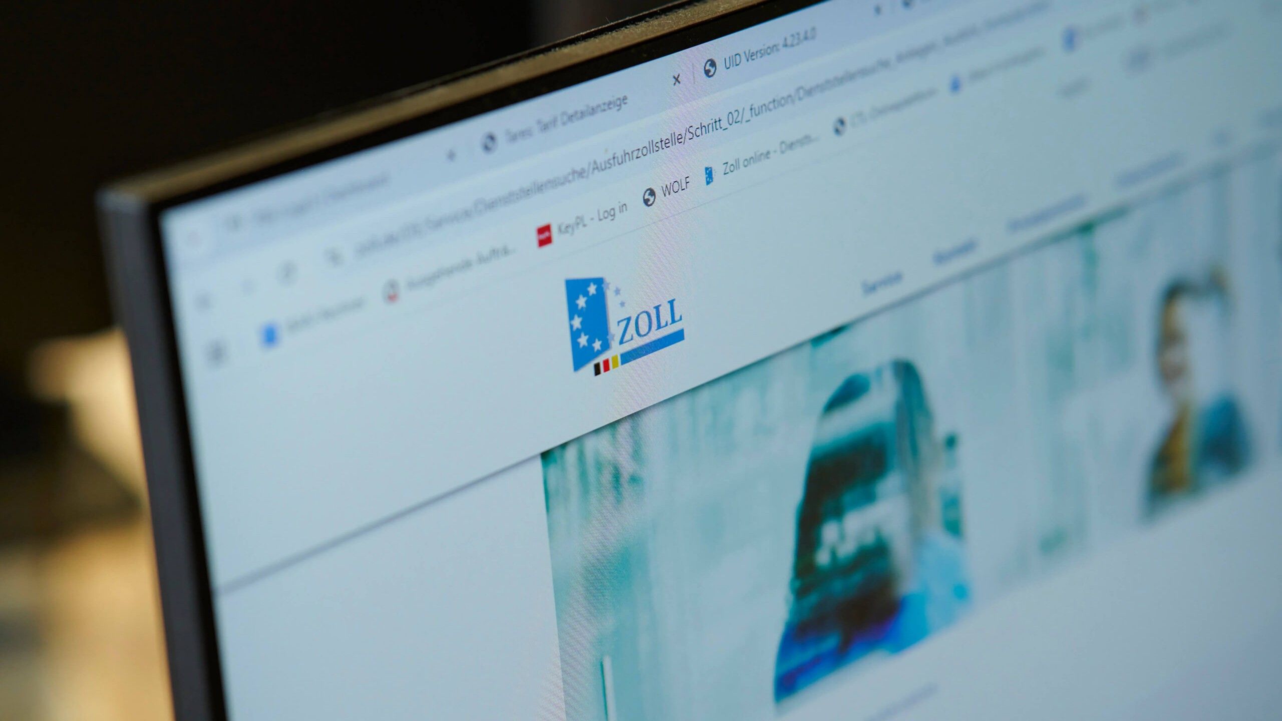 Nahaufnahme einer Zoll Website auf einem Bildschirm