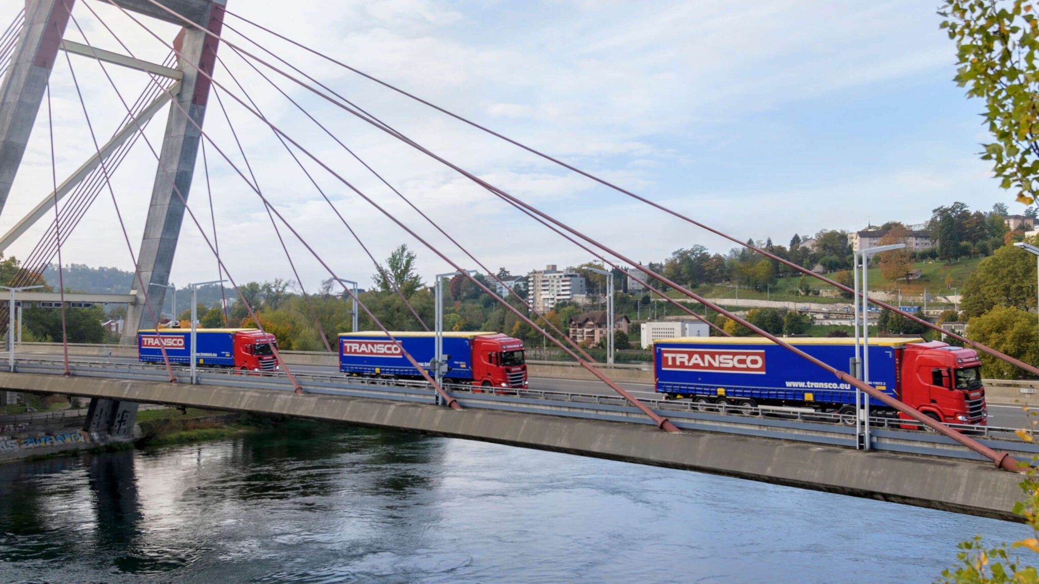 Lkw des Logistikunternehmens Transco auf einer Brücke
