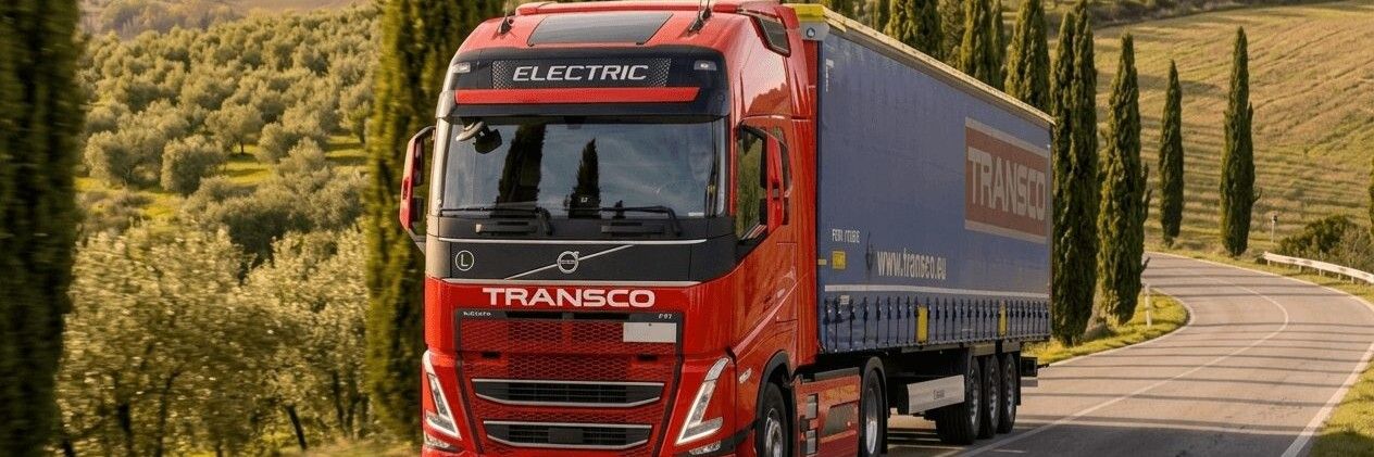 Un camion della società di trasporti Transco attraversa un paesaggio italiano