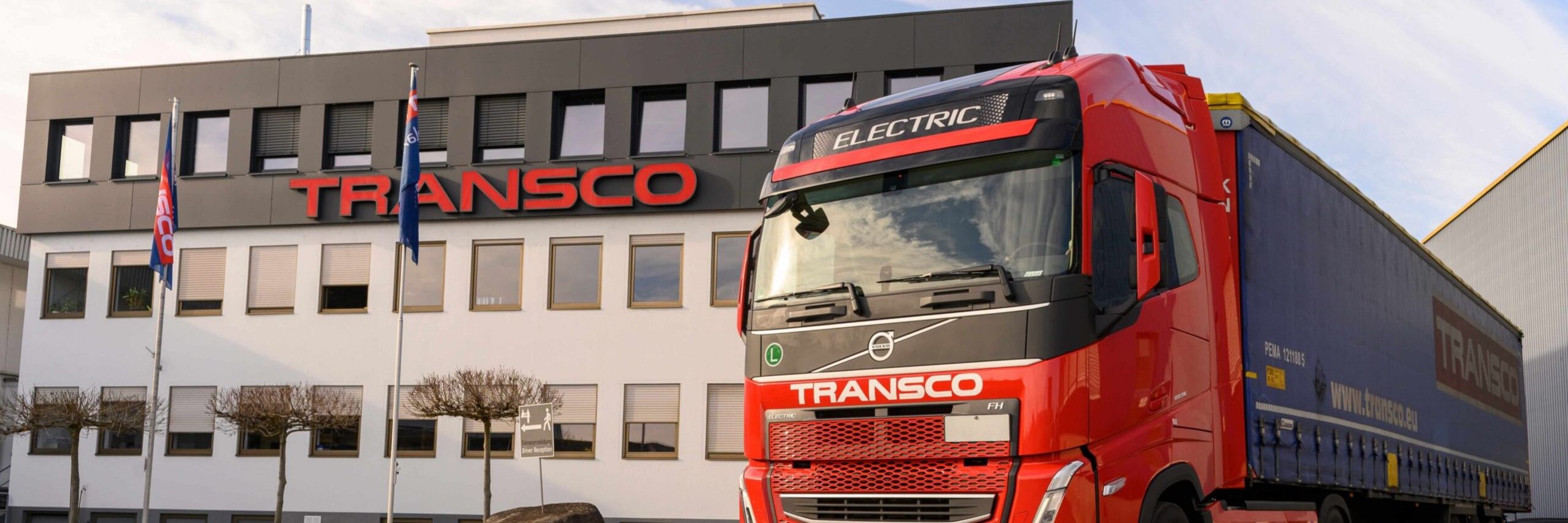Transo - E-LKW vor Zentrale