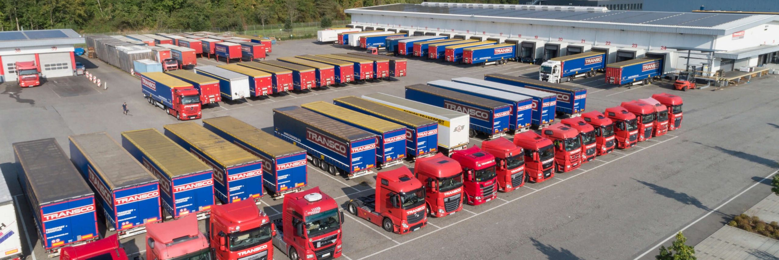 Luftaufnahme Parkplatz der Spedition Transco in Singen mit vielen Lkw