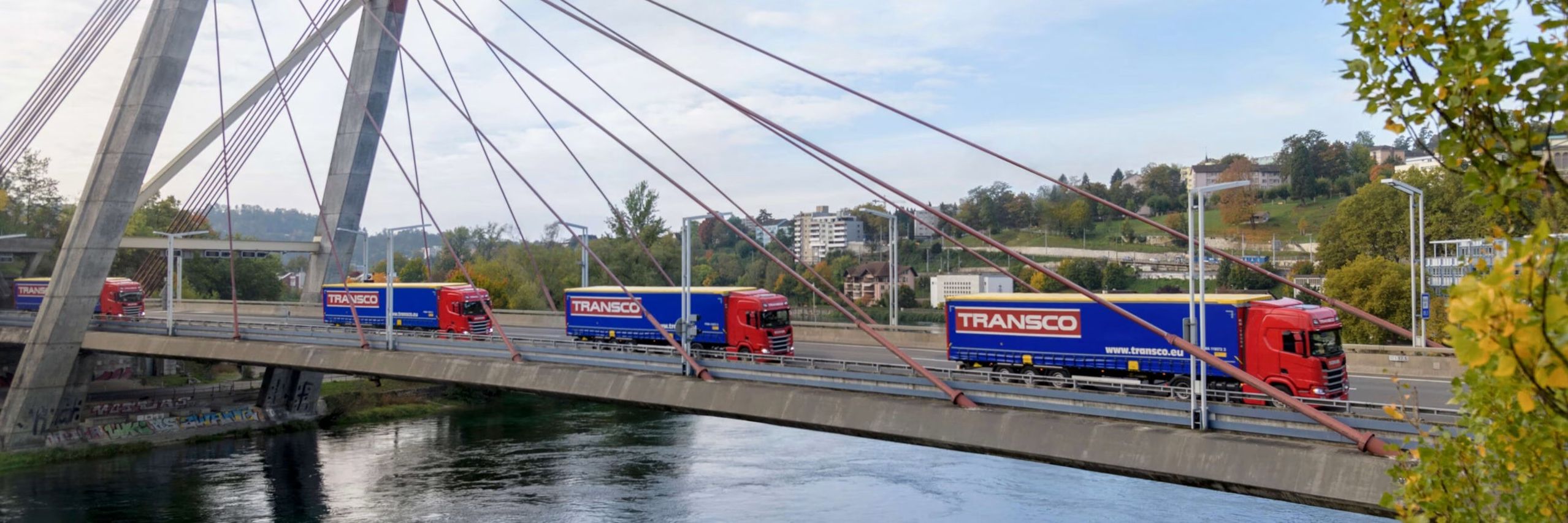 Lkw der Spedition Transco auf einer Schweizer Brücke