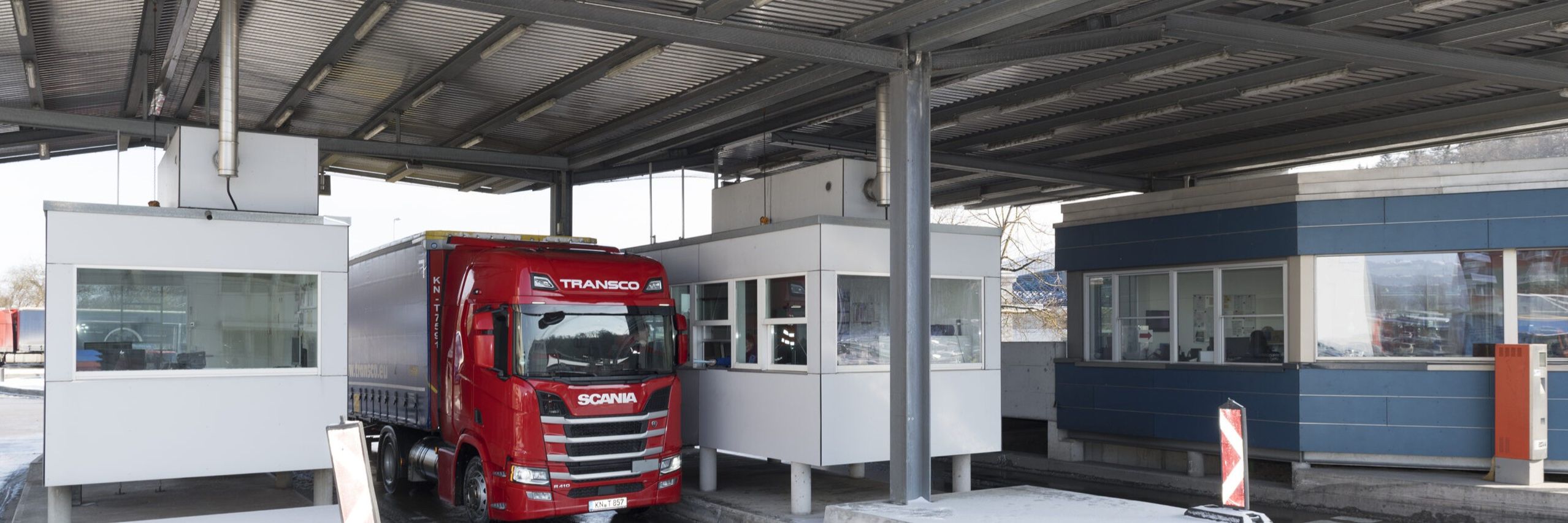 Lkw der Spedition Transco an einem Grenzübergang