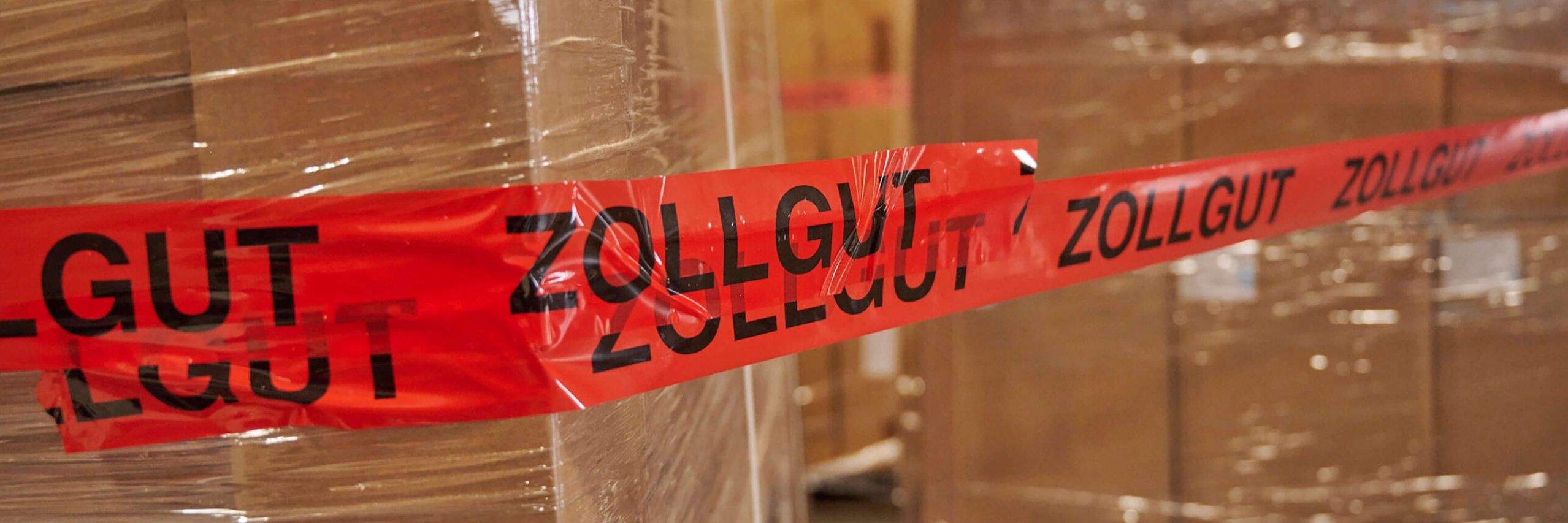 Nahaufnahme Pakete mit Zollgut Kennzeichnung