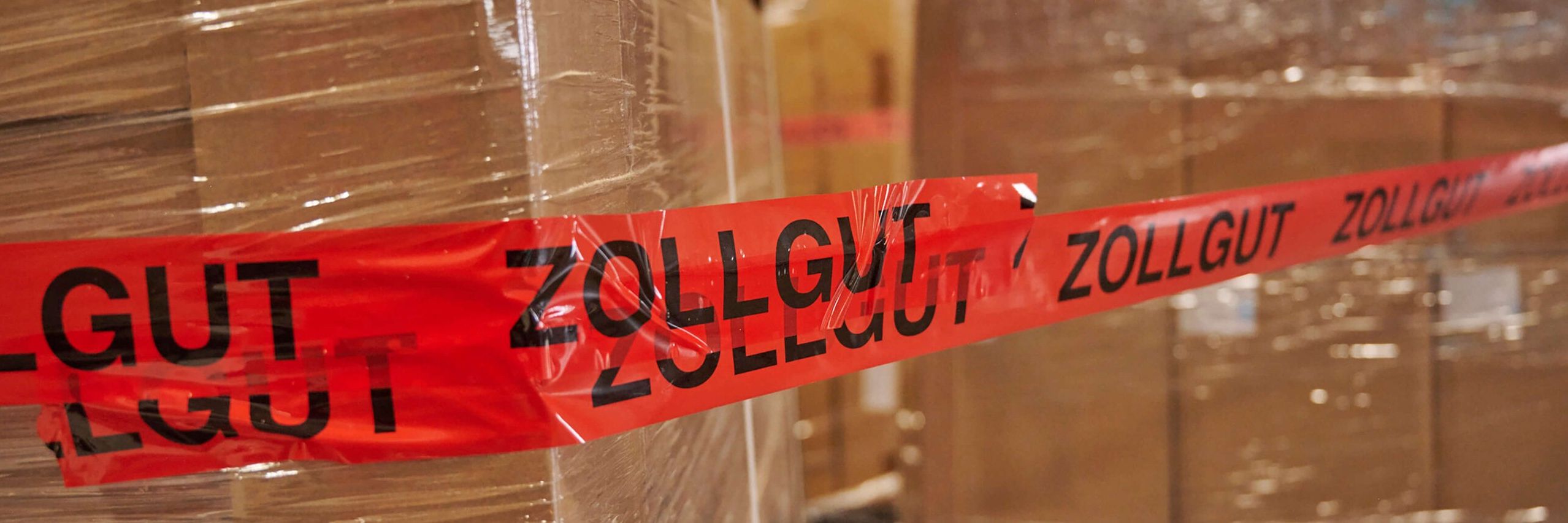 Paletten mit Zollgut Kennzeichnung in Lagerhalle
