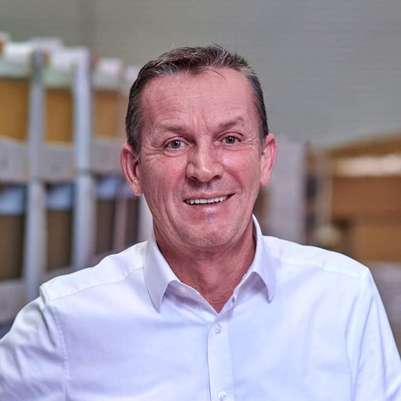 Portrait Rolf Klauser in Logistikhalle