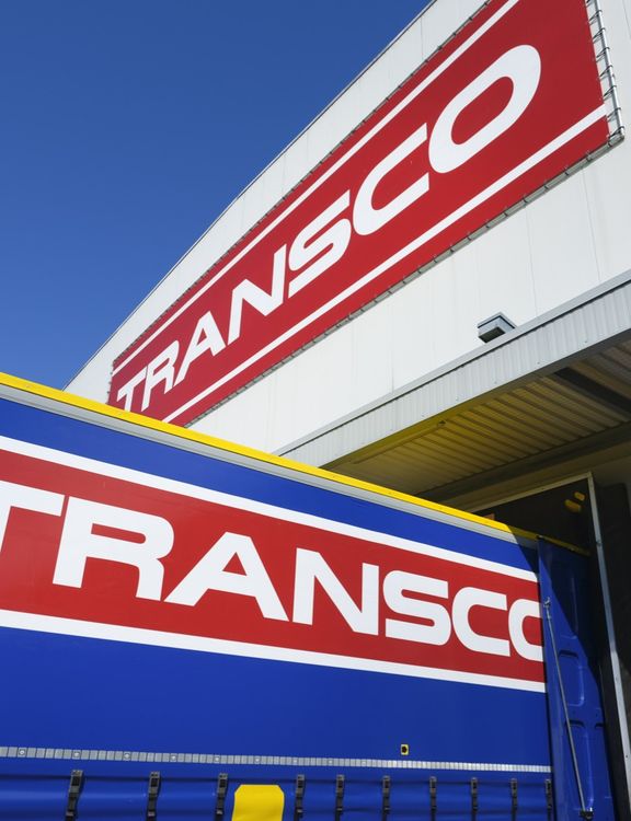 Lkw der Spedition Transco an einer Laderampe
