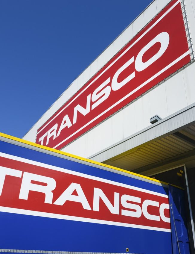 Lkw der Spedition Transco an einer Laderampe