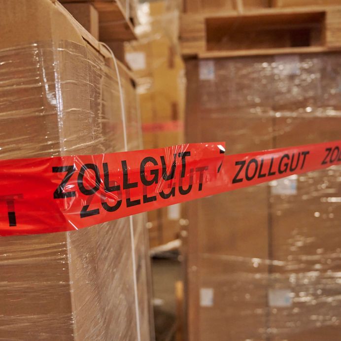 Paletten mit Zollgut Kennzeichnung in Lagerhalle