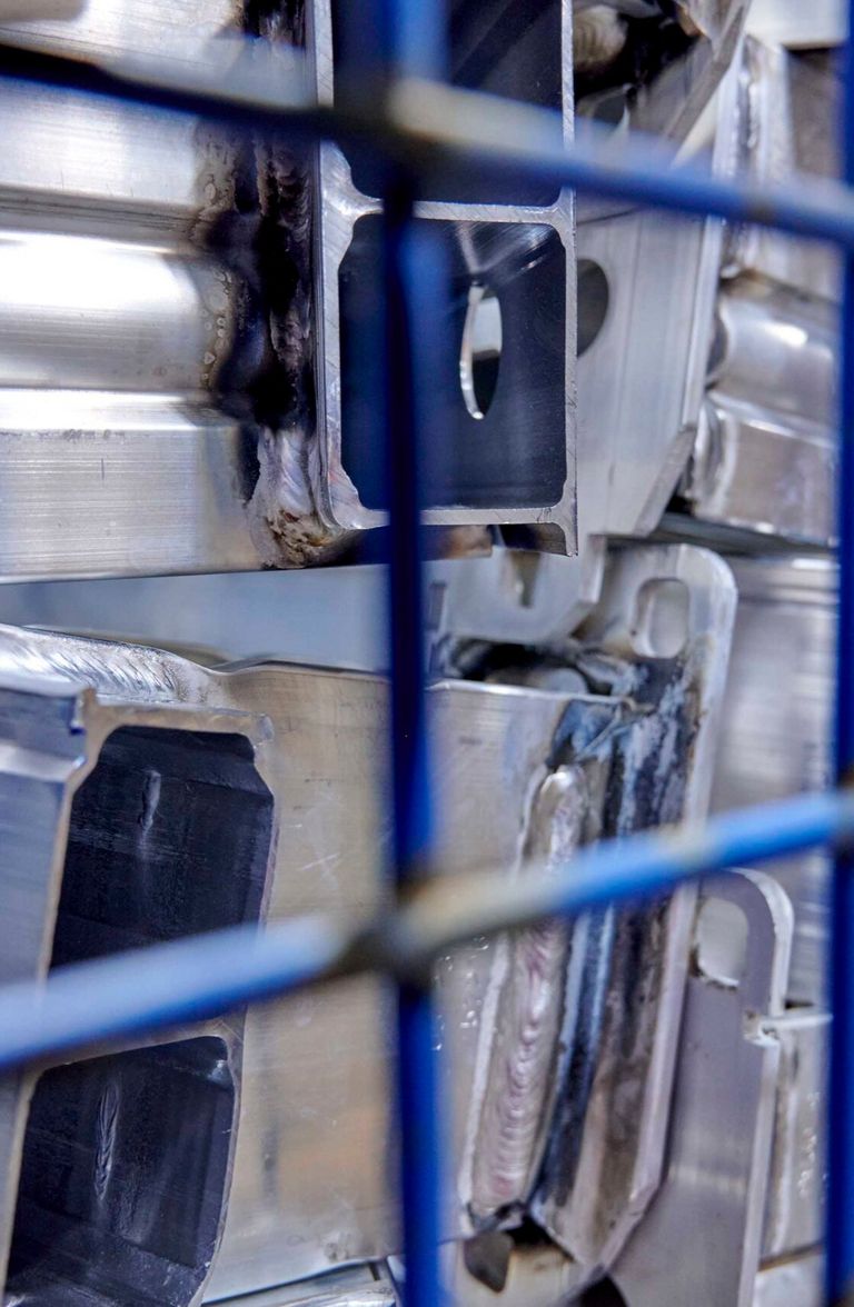 Nahaufnahme Metallteile in blauer Gitterbox