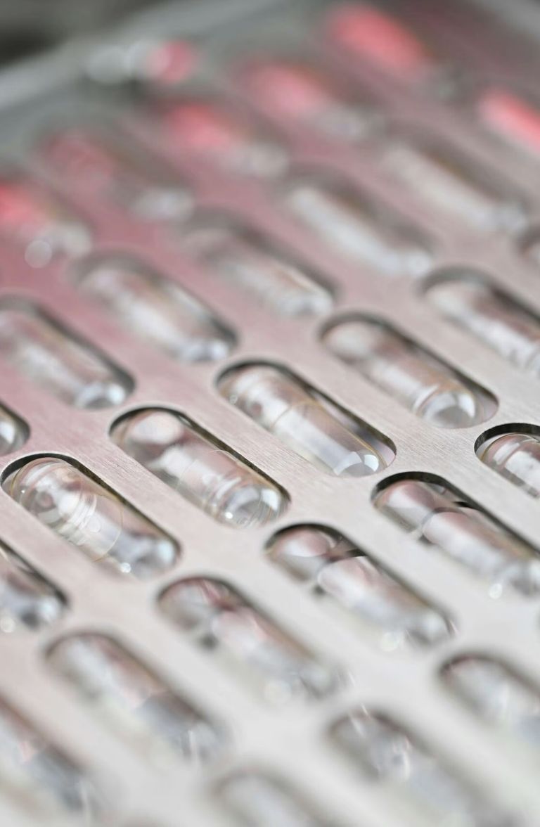 Nahaufnahme eines Blisters mit pharmazeutischen Kapseln