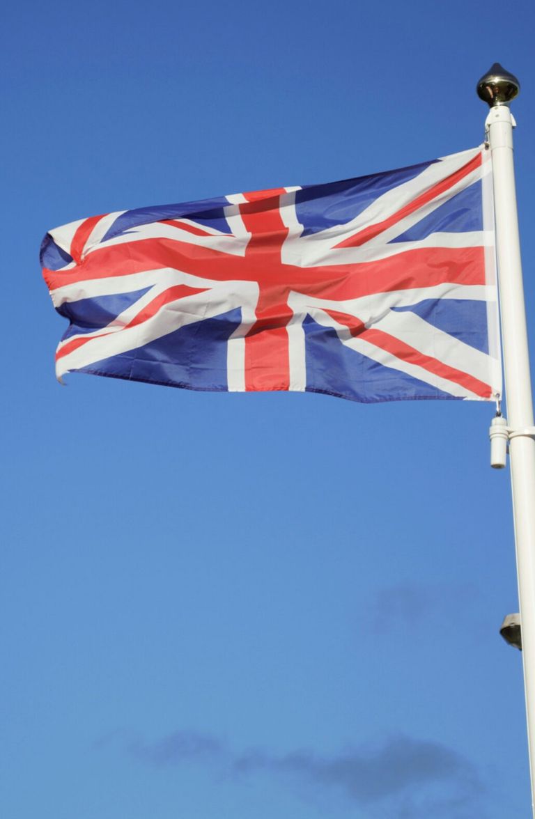 UK Flagge weht vor blauem Himmel