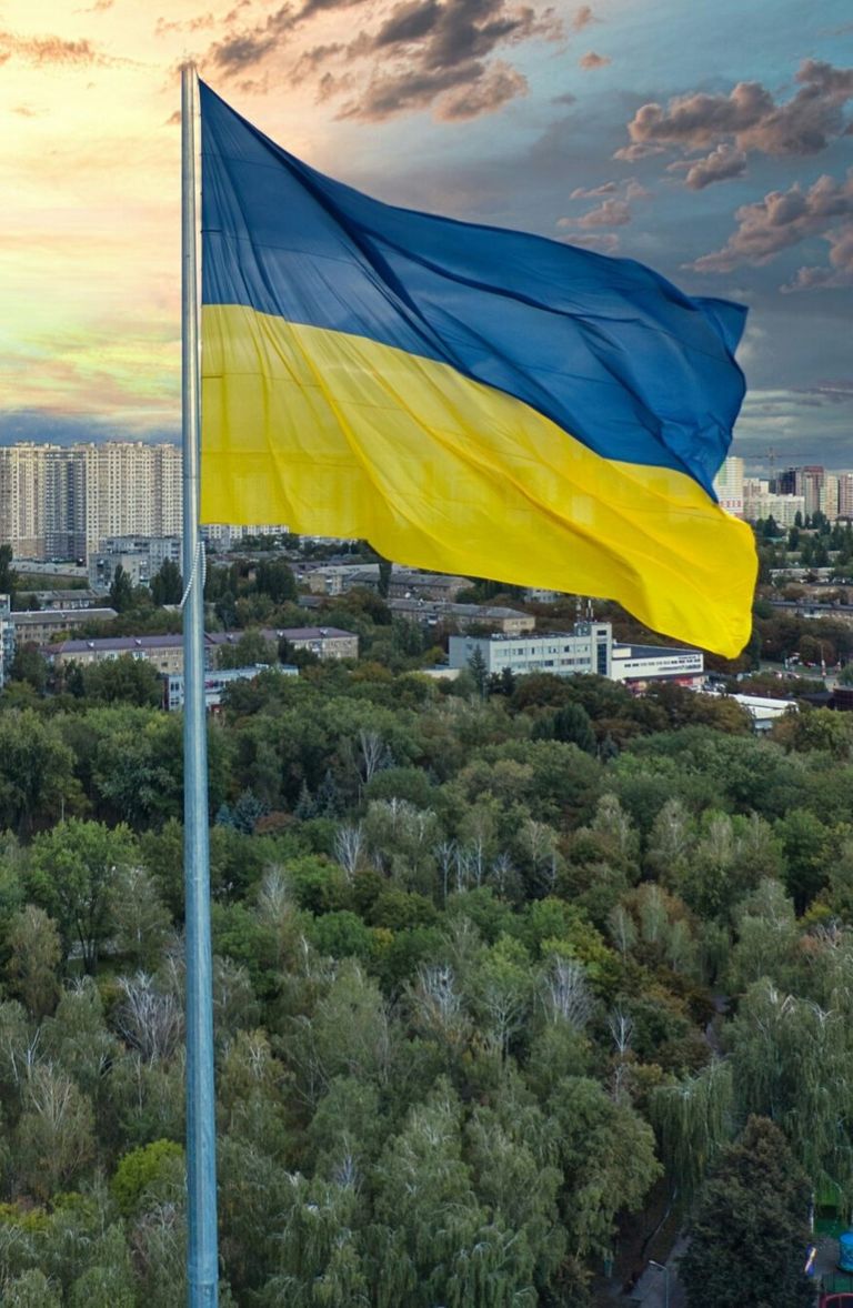 Ukraine Flagge mit Stadt im Hintergrund