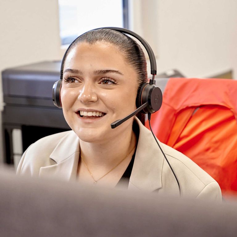 Transco Logistik-Mitarbeiterin mit Headset