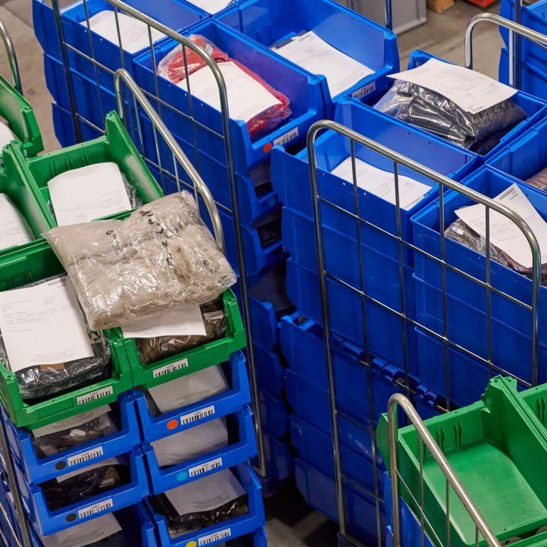 Bestellungen Pakete in Wägen für E-Commerce Kunden