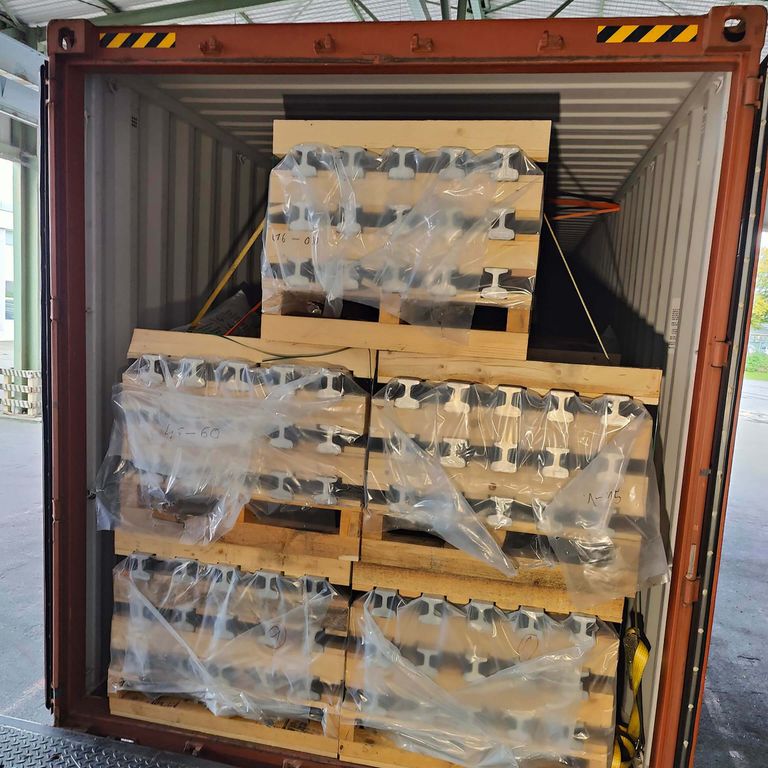 Innenansicht eines mit Aluteilen beladenen Containers