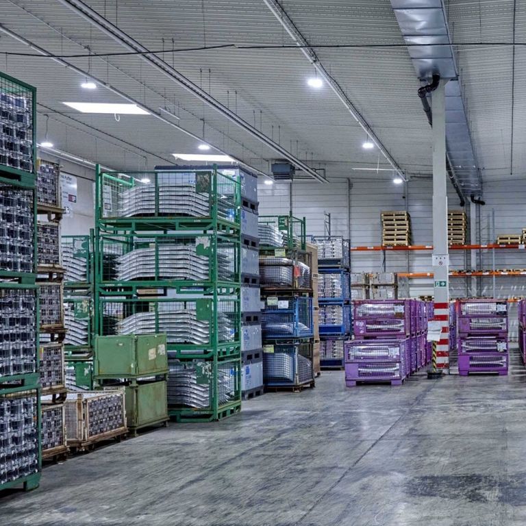 Industrie Lagerhalle mit Gitterboxen