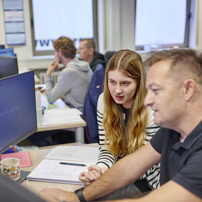 Mitarbeiter Disposition Spedition Transco am Schreibtisch vor PC