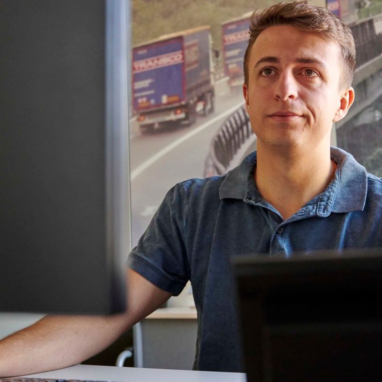Mitarbeiter Spedition Transco am PC