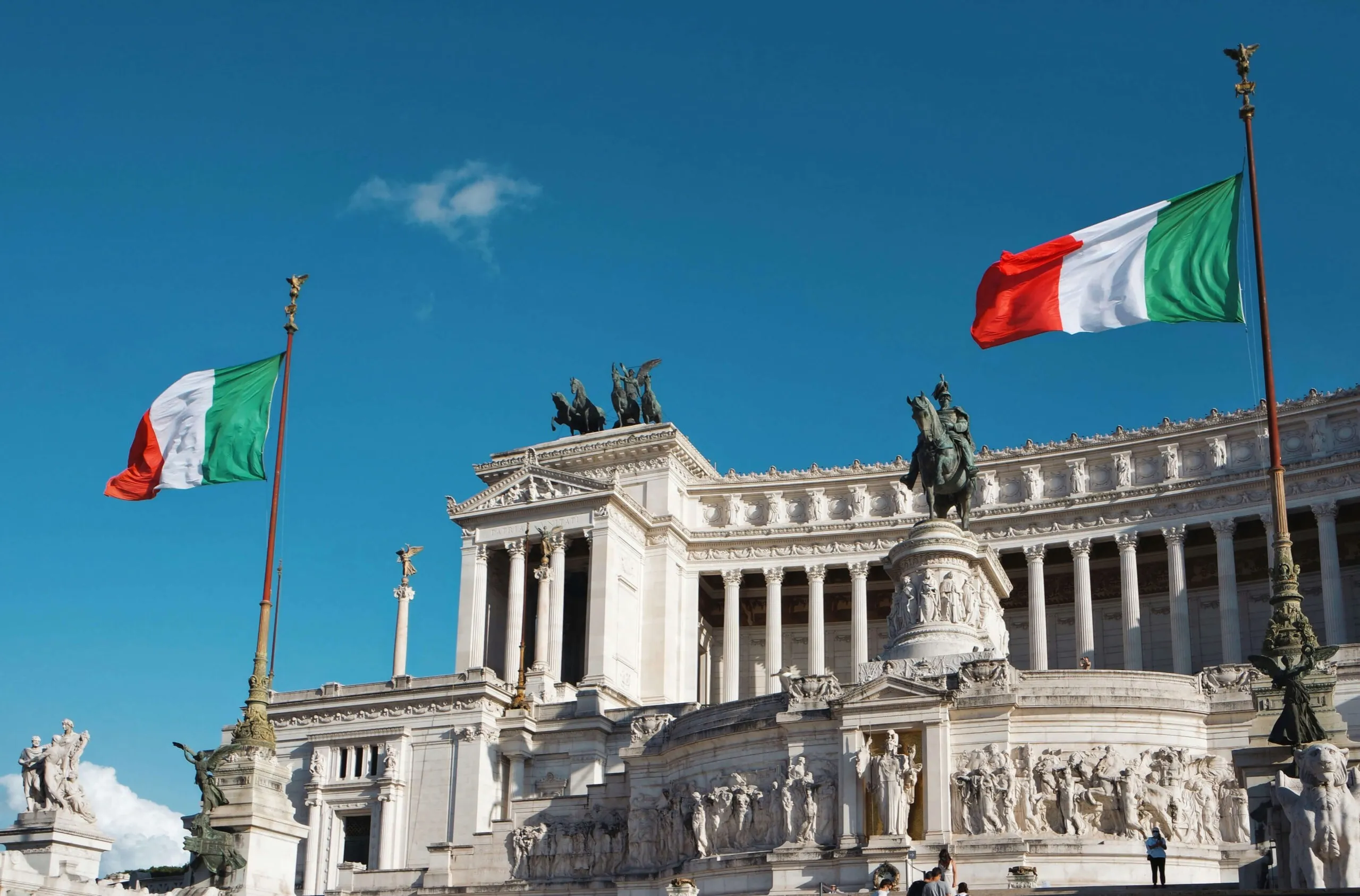 Italienische Flaggen vor altem Gebäude