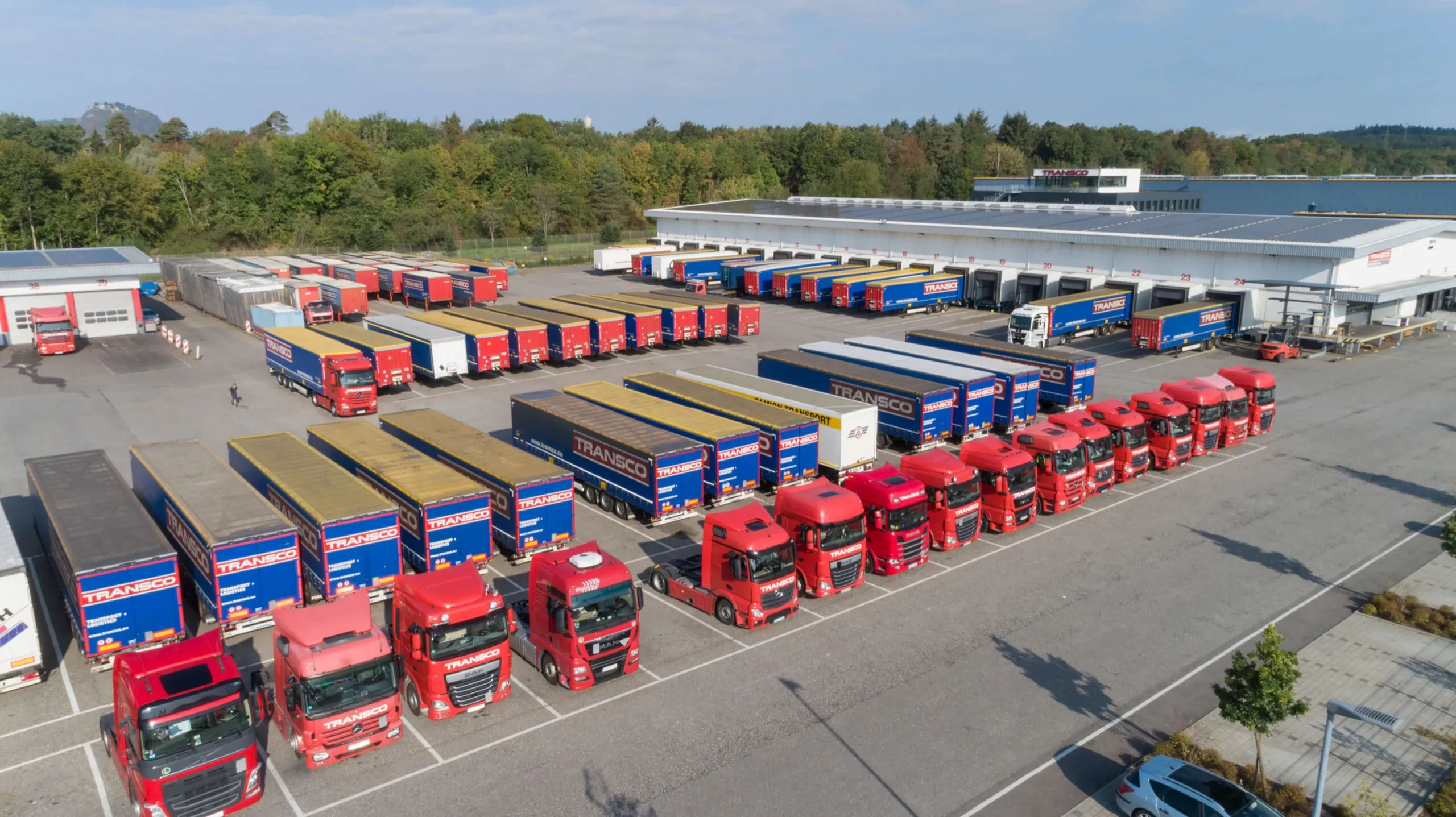 Luftaufnahme Parkplatz der Spedition Transco in Singen mit vielen Lkw