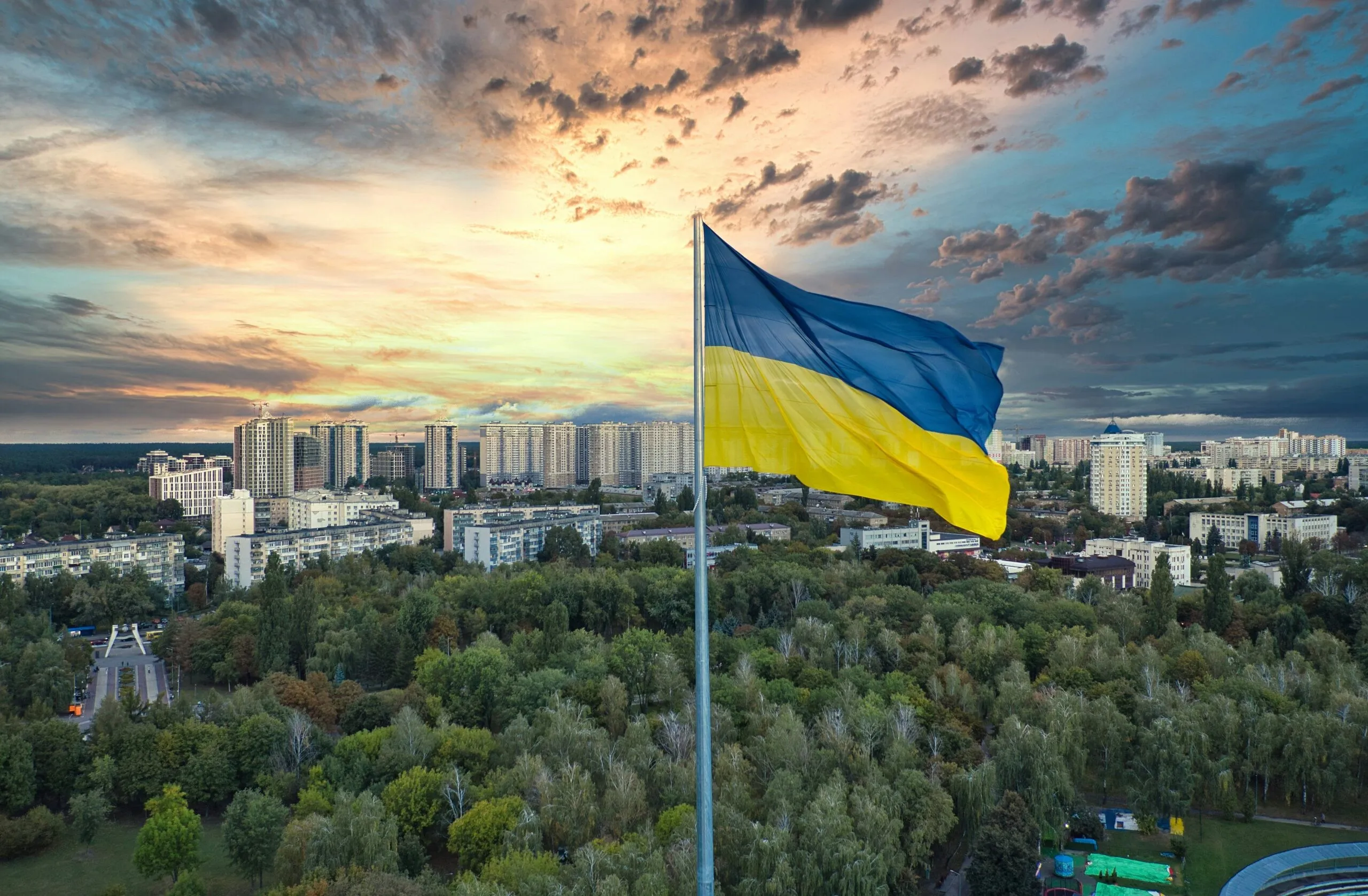 Ukraine Flagge mit Stadt im Hintergrund