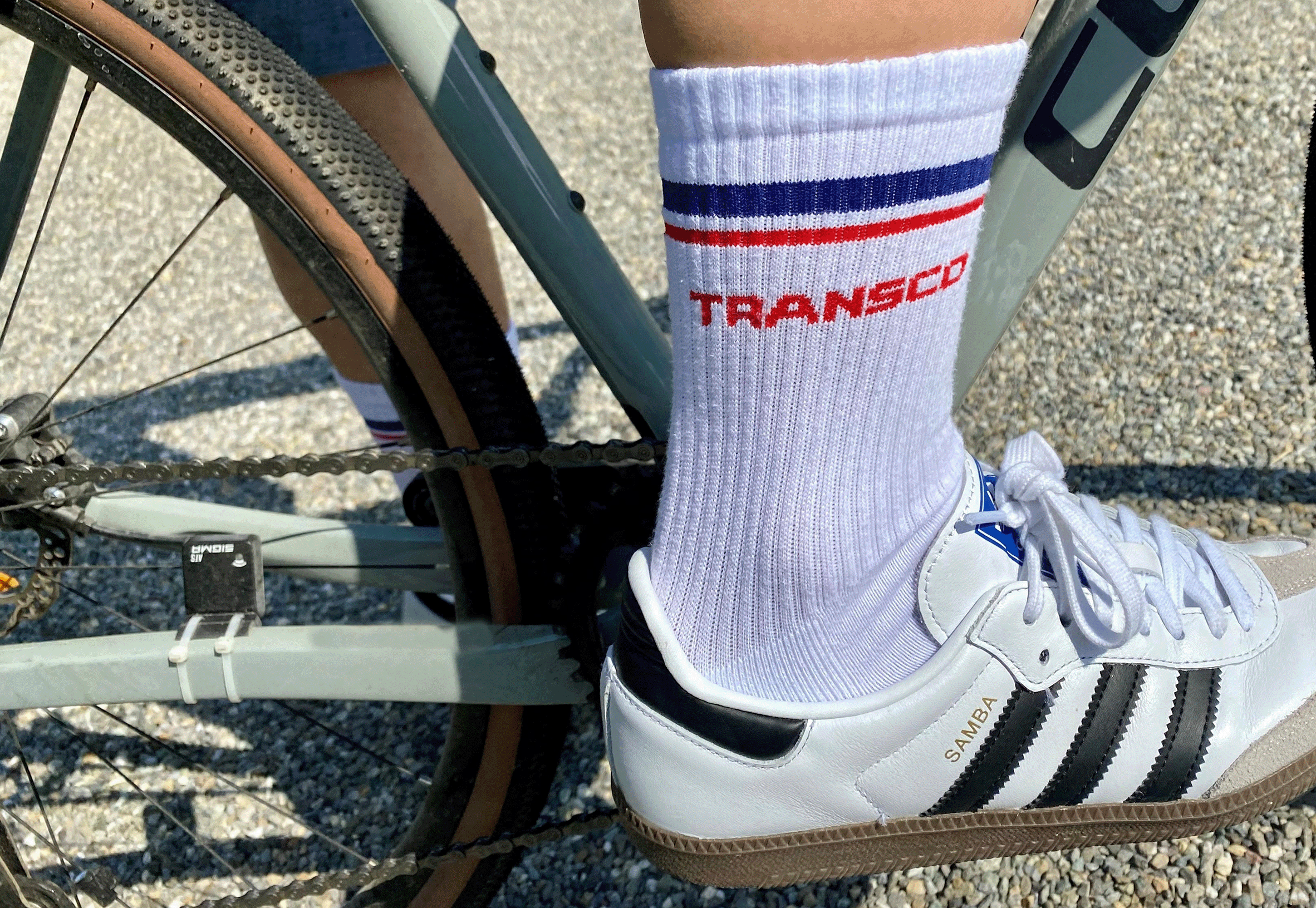Fahrradfahrer trägt Transco Socken